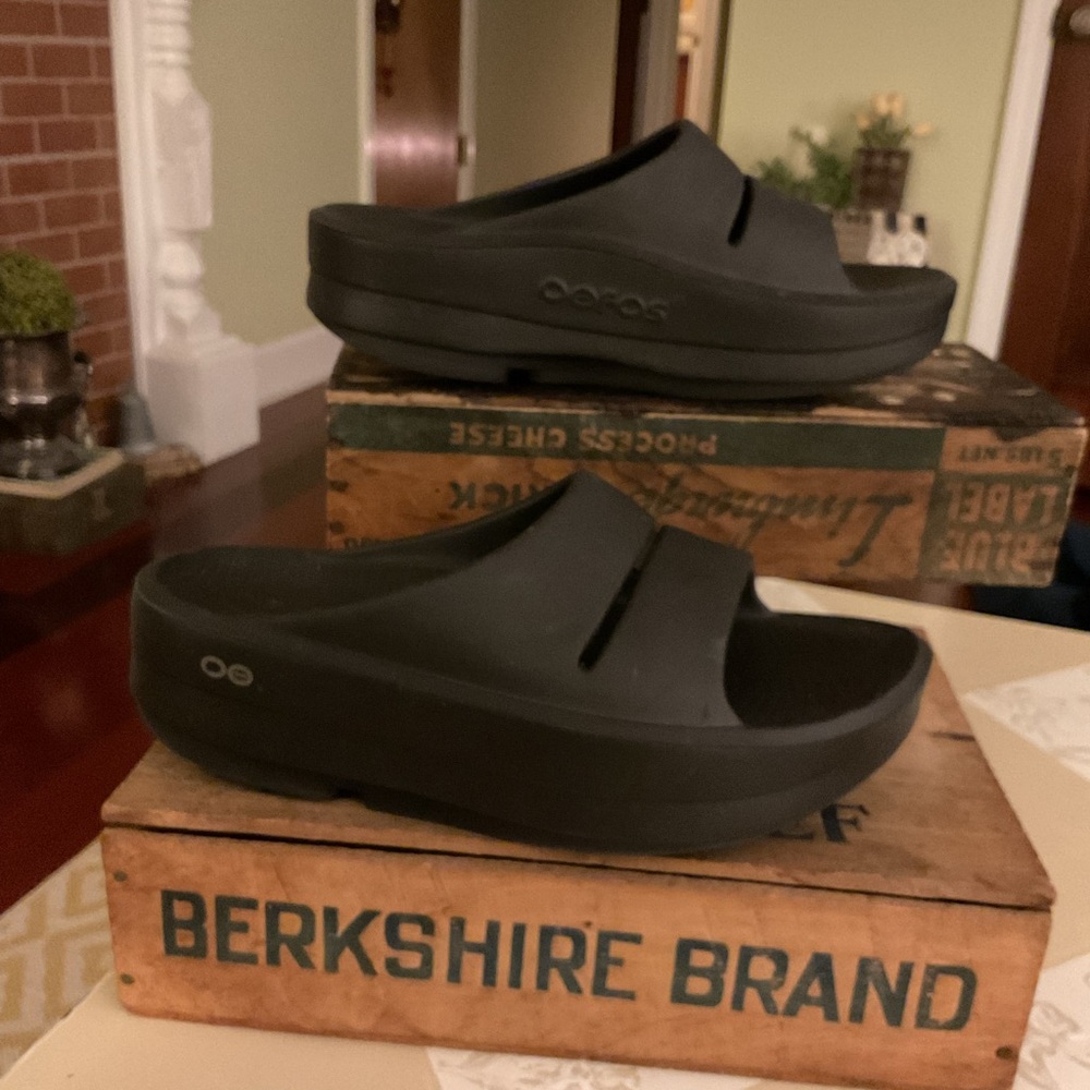 OOFOS OOahh Luxe Black Recovery Slide Sandals Size W6 EU 37